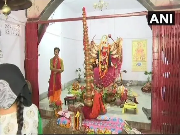 କଡ଼ ନଲେଉଟାଇ ୨୧ଟି ଗଙ୍ଗାଜଳ ଭର୍ତ୍ତି କଳସକୁ ଛାତିରେ ରଖି ୯ଦିନ ପର୍ଯ୍ୟନ୍ତ ଉପବାସରେ ଦୁର୍ଗା ମା’ଙ୍କ ଆରାଧନା କରୁଛନ୍ତି ଏହି ବାବା