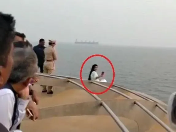 ଚର୍ଚ୍ଚାରେ ମହାରାଷ୍ଟ୍ର ମୁଖ୍ୟମନ୍ତ୍ରୀଙ୍କ ପତ୍ନୀ ଅମୃତା ଫଡ୍‌ନାଭିସଙ୍କ ସେଲ୍‌ଫି ନିଶା: ମଝି ସମୁଦ୍ରରେ ବିପଦଜନକ ଭାବେ ନେଲେ ସେଲ୍‌ଫି; ଭାଇରାଲ ହେଲା ଭିଡିଓ