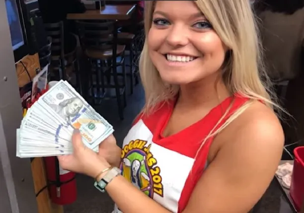 ମାତ୍ର ୨ଟି ପାଣି ବୋତଲ ମଗାଇ ଟିପ୍ସ ଆକାରରେ ରେସ୍ତୋରାଁରେ ୭ ଲକ୍ଷ ଟଙ୍କା ଦେଲେ ଗ୍ରାହକ