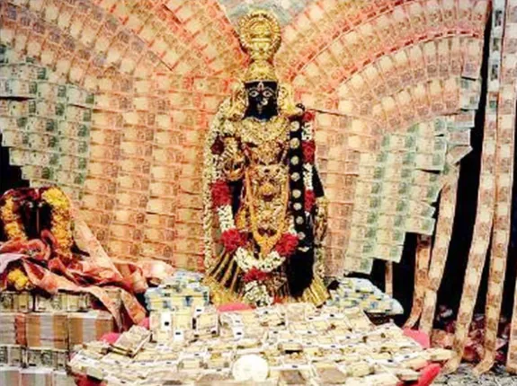 ନବରାତ୍ରୀ ଅବସରରେ ଦେବୀ ମା’ଙ୍କ ମନ୍ଦିରକୁ ୪.୫ କୋଟି ନଗଦ ଟଙ୍କା ଓ ୪କିଲୋ ସୁନାରେ ସଜା ଗଲା