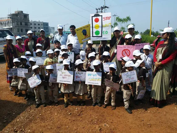 କୋଣାର୍କ ପବ୍ଲିକ୍‌ ସ୍କୁଲ ପକ୍ଷରୁ ସଡ଼କ ସୁରକ୍ଷା ସଚେତନତା କାର୍ଯ୍ୟକ୍ରମ: ରାସ୍ତାରେ ସଡ଼କ ନିୟମ ମାନି ଚଳାଉଥିବା ଚାଳକଙ୍କୁ ଧନ୍ୟବାଦ ଦେବା ସହ ବାଣ୍ଟିଥିଲେ ମିଷ୍ଟାନ୍ନ