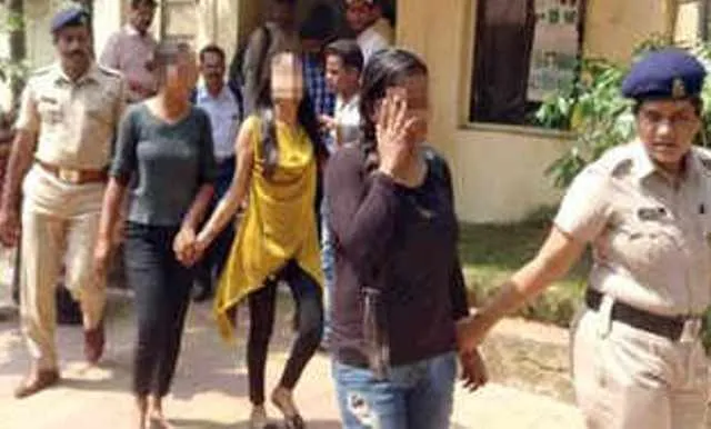 ମଦ୍ୟ ପାନକରି ମୁମ୍ବାଇ ପୁଲିସକୁ ଆକ୍ରମଣ କଲେ ୪ ଯୁବତୀ; ୩ ଗିରଫ ଜଣେ ଫେରାର