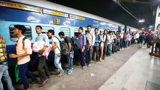 ଗୁଜରାଟରୁ ପଳାୟନ ଜାରି