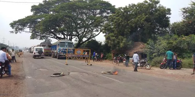 ଦୁର୍ଘଟଣାରେ ୨ ମୃତ: ଜଣେ ଗୁରୁତର, ଉତ୍ତ୍ୟକ୍ତ ଲୋକଙ୍କ ରାସ୍ତାରୋକ