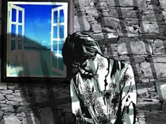 ଗଣ ଦୁଷ୍କର୍ମରୁ ବଞ୍ଚିବା ପାଇଁ ତୃତୀୟ ମହଲାରୁ ଉଲଗ୍ନ ଅବସ୍ଥାରେ ତଳକୁ ଡେଇଁ ପ୍ରାଣ ହରାଇଲେ ୩୨ ବର୍ଷୀୟା ମହିଳା