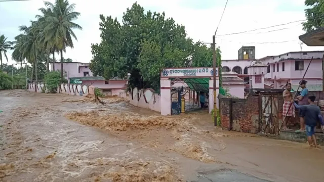 ସାଢ଼େ ୧୨ଟା ପର୍ଯ୍ୟନ୍ତ ବିଜୁଳି ସହିତ ବର୍ଷା ଆଶଙ୍କା, ଇଛାପୁରରେ ଜାତୀୟ ରାଜପଥ ଉପରେ ୮ ଫୁଟର ପାଣି,ଆନ୍ଧ୍ରପ୍ରଦେଶ- ଓଡ଼ିଶା ଯୋଗାଯୋଗ ବିଛିନ୍ନ, ଭଞ୍ଜନଗର ରେ ଲୋକଙ୍କ ଘର ଭିତରେ ବନ୍ୟାପାଣି