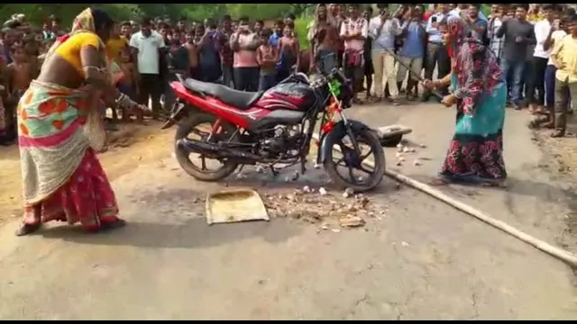 ଭଦ୍ରକ: ବେଆଇନ ମଦ ବିକ୍ରି ବିରୋଧରେ ମହିଳାଙ୍କ ରାସ୍ତା ଅବରୋଧ, ଭାଙ୍ଗିଦେଲେ ବାଇକ୍‌, ୨ ଅଭିଯୁକ୍ତ ଫେରାର