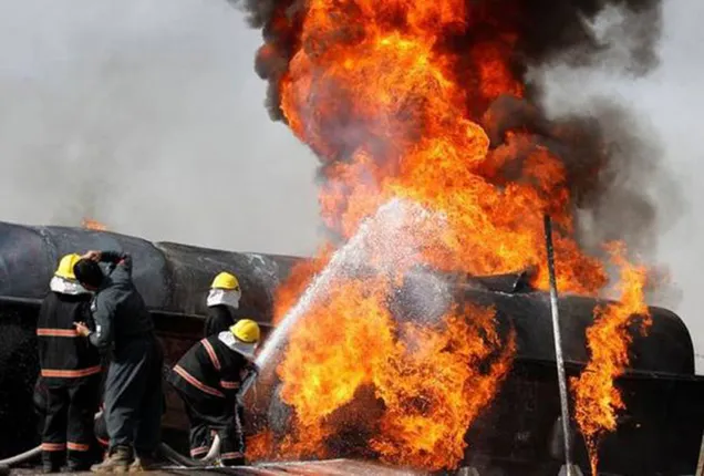 ଗାଡ଼ି ସହ ପିଟି ହୋଇ ତେଲ ଟ୍ୟାଙ୍କର ଫାଟିଲା; ୫୦ ଜୀବନ୍ତ ଦଗ୍ଧ, ନିଆଁରେ ଜଳି ୧୦୦ ଗୁରୁତର