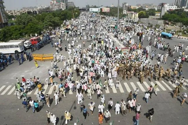 ଉଗ୍ର ହେଲା ଚାଷୀ ଆନ୍ଦୋଳନ:ଦିଲ୍ଲୀ ସୀମାରେ ୩୦ହଜାର ଚାଷୀ:ପ୍ରବେଶ ଅନୁମତି ମିଳିଲାନି