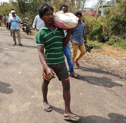 ତିତଲି ଦୁଃଖ ପରେ ରାସ୍ତା ଯନ୍ତ୍ରଣା : ଝିଅ ଶବ କାନ୍ଧେଇ ୭ କିମି ଚାଲିଲେ ବାପା