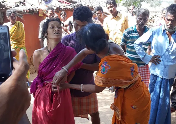 ପାଗଳୀ ନେଲା ୨ ଜୀବନ : ନିଜ ସନ୍ତାନର ତଣ୍ଟି ଚିପିବା ସହ ମହିଳାଙ୍କୁ ବୁଡ଼‌ାଇ ମାରିଲା