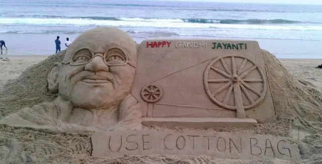 ପବିତ୍ର ଗାନ୍ଧୀ ଜୟନ୍ତୀ ଅବସରରେ ଚନ୍ଦ୍ରଭାଗା ବେଳାଭୂମିରେ ବାଲୁକା ଶିଳ୍ପୀ ସରିତା ଗୋଛାୟତ ଓ ଶିଳ୍ପା ଗୋଛାୟତଙ୍କ ଦ୍ୱାରା ନିର୍ମିତ ବାଲୁକା କଳାରେ ସଚେତନତା ବାର୍ତା