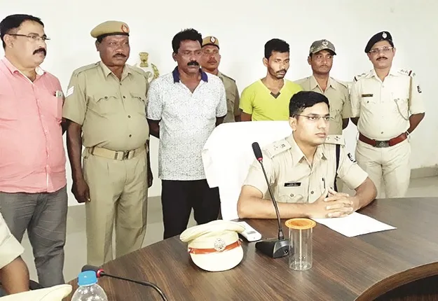 ମାଓବାଦୀ ନାଁରେ ୫ ଲକ୍ଷ ଦାବି କରୁଥିଲେ, କିରାଣି ସମେତ ୨ ଗିରଫ