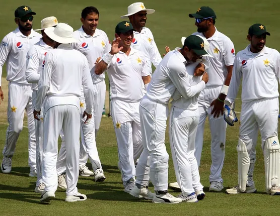 ଦ୍ବିତୀୟ ଦିନ ୧୦ ୱିକେଟ୍‌ ଝଡ଼ିଲା, ପାକିସ୍ତାନ ନିୟଂତ୍ରଣରେ ଆବୁଧାବି ଟେଷ୍ଟ୍‌