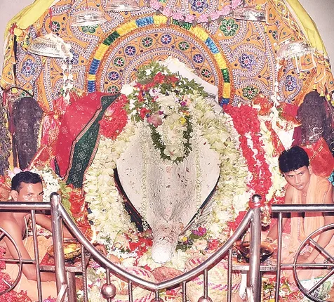 ଧବ‌ଳମୁଖୀ ବେଶରେ ସମଲେଶ୍ବରୀ