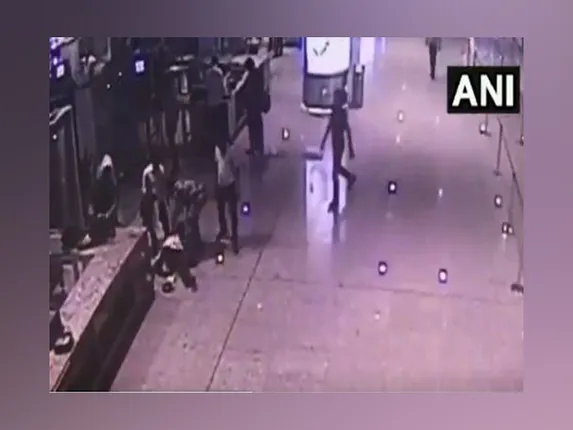 ସିଆଇଏସ୍‌ଏଫ୍‌ ଆସିଷ୍ଟାଣ୍ଟ୍‌ ସବ୍‌-ଇନ୍‌ସ୍ପେକ୍ଟରଙ୍କ ଉପସ୍ଥିତ ବୁଦ୍ଧି ହେତୁ ଆସନ୍ନ ମୃତ୍ୟୁରୁ ବଞ୍ଚିଲେ ଯାତ୍ରୀ; ଶ୍ୱାସକ୍ରିୟା ଚଳାଇ ଜୀବନ ବଞ୍ଚାଇଲେ