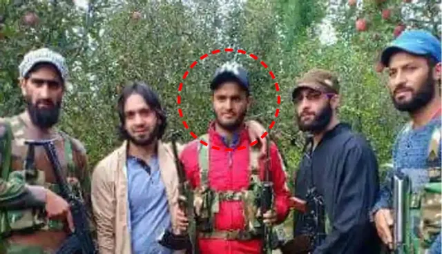 ୮ଟି ବନ୍ଧୁକ ଧରି ଫେରାର ହୋଇଥିବା ଜମ୍ମୁକଶ୍ମୀର ପୁଲିସ୍‌ କର୍ମଚାରୀ ଆତଙ୍କବାଦୀ ସଂଗଠନରେ ସାମିଲ୍‌; ସୋସିଆଲ୍‌ ମିଡିଆରେ ଫଟୋ ଭାଇରାଲ