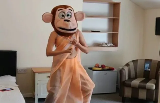 ମାଙ୍କଡ଼ର ମୁଖା ପିନ୍ଧି ଧୁମ୍‌ ନାଚିଲେ ଏହି ବଲିଉଡ୍‌ ଅଭିନେତ୍ରୀ, ଏଭଳି ଭିନ୍ନ ଅନ୍ଦାଜ ଦେଖି ହସିବାକୁ ଲାଗିଲେ ଲୋକେ, ଜାଣନ୍ତୁ ଅଭିନେତ୍ରୀ ଜଣଙ୍କ କିଏ?