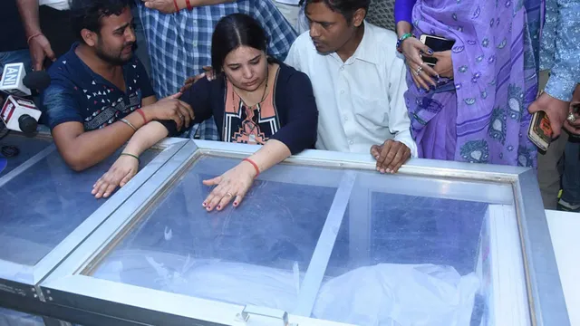 ଆପଲ୍ ଏକ୍ଜିକ୍ୟୁଟିଭ୍‌ ହତ୍ୟା ଘଟଣା:  ଦୋଷୀ ପୁଲିସଙ୍କୁ ସମର୍ଥନ କରି ୪ କନେଷ୍ଟବଳ ନିଲମ୍ବିତ; ୩ ଏସ୍‌ଏଚ୍‌ଓ କାର୍ଯ୍ୟାନ୍ତର