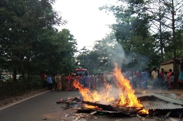 ଚୋରା ମଦ ସହ କ୍ୟାବିନ୍‌ ଜାଳିଦେଲେ, ମଦ ବିରୋଧରେ ମାତିଲେ ମହିଳା