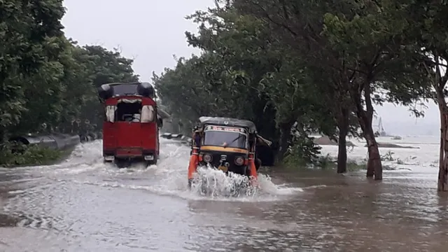 ‘ତିତ୍‌ଲି’ର ପ୍ରଭାବ: ଆସ୍କା-ବ୍ରହ୍ମପୁର ରାଜପଥ ଉପରେ ୩ ଫୁଟ ଉଚ୍ଚରେ ପାଣି ପ୍ରବାହିତ, ଦାମୋଦରପଲ୍ଲୀ ବାହ୍ୟ ଜଗତରୁ ବିଚ୍ଛିନ୍ନ