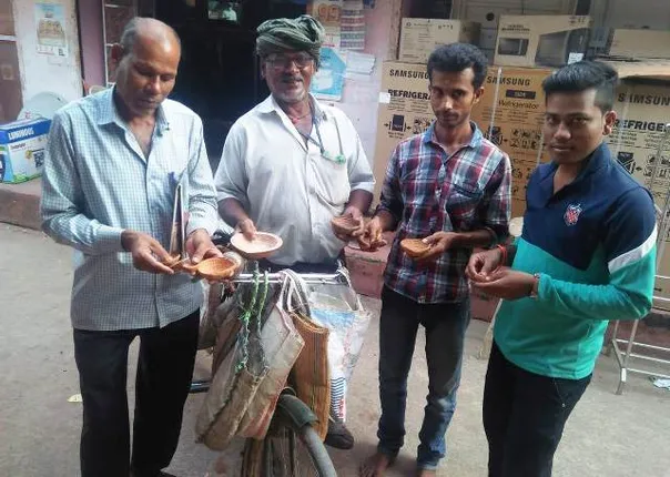 ପରିବେଶ ଚିନ୍ତା : ମାଟି ଦୀପ ବିକି ବାର୍ତ୍ତା ବାଣ୍ଟୁଛନ୍ତି ବ˚ଶୀଧର