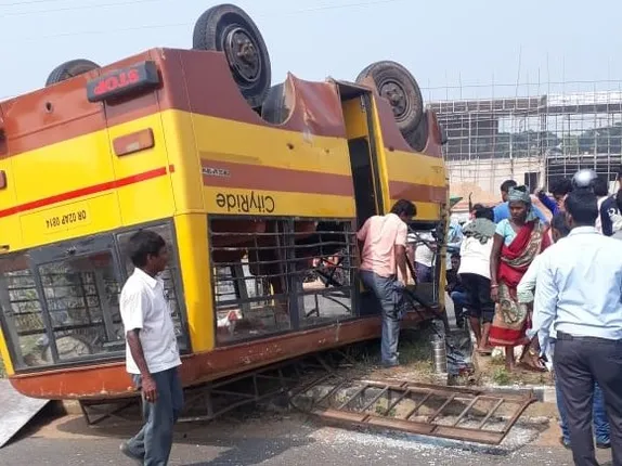 ଓଲଟିଲା ମିନିବସ୍‌, ୧୨ ଆହତ