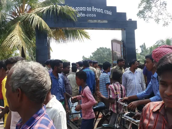 ସ୍କୁଲ୍‌ରେ ଭଙ୍ଗାରୁଜା, ଶିକ୍ଷକଙ୍କୁୁ ମାଡ଼ 