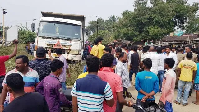 ବାରିପଦା: ଧକ୍କା ଦେଇ ମୁଣ୍ଡ ଉପରେ ଡମ୍ପର୍‌ ଚଢ଼ିଯିବାରୁ ବାଇକ୍‌ରେ ବସି ଡାକ୍ତରଖାନା ଯାଉଥିବା ମହିଳା ମୃତ