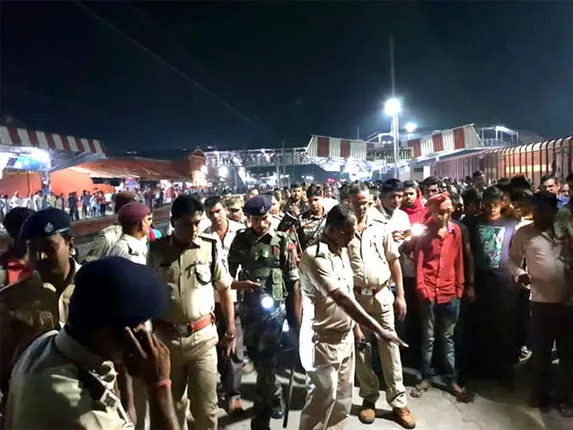 ଭୁଲ୍‌ ପାର୍ଶ୍ୱରେ ଓହ୍ଲାଇବା କାଳ ହେଲା : ରେଳଲାଇନ୍‌ ପାର୍‌ ହେଉଥିବା ବେଳେ ଚଢ଼ିଗଲା ଲାଲକୁଆଁ ଏକ୍ସପ୍ରେସ୍‌; ୫ ଜୀବନ ଚାଲିଗଲା 