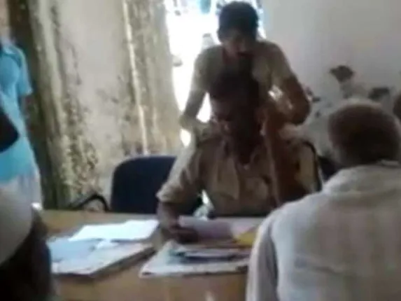 ପୁଲିସ ଅଧିକାରୀ ଡ୍ୟୁଟି ବେଳେ ମାଲିସ କରାଉଥିଲେ; ଭିଡିଓ ଭାଇରାଲ ହେବା ପରେ ସସ୍‌ପେଣ୍ଡ୍‌