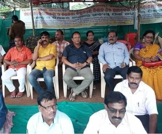 ‘ତିତ୍‌ଲି’ ଝଡ଼‌େର ବି ରାସ୍ତାରେ ଶିକ୍ଷକ