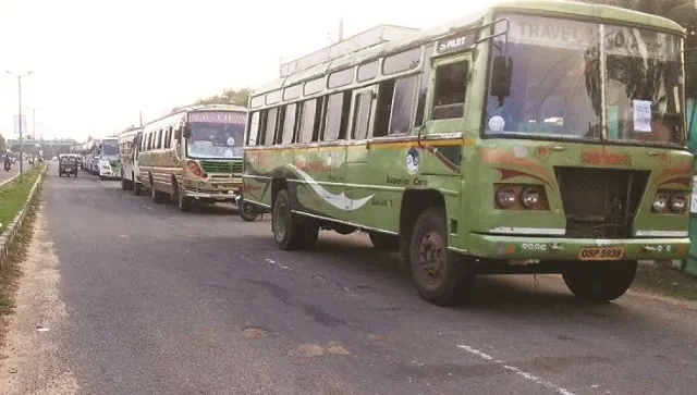 କୋଣାର୍କରେ ଦୂର ହେଉନି ପାର୍କିଂ ସମସ୍ୟା : ରାସ୍ତା ଉପରେ ରହୁଛି ପର୍ଯ୍ୟଟକ ବସ୍ 