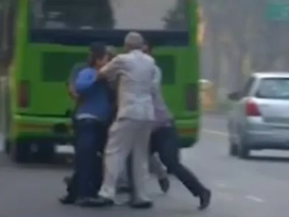 ପୂର୍ବତନ ସିବିଆଇ ମୁଖ୍ୟଙ୍କ ଘର ସାମ୍ନାରେ ପଇଁତରା ମାରୁଥିବା ୪ ସନ୍ଦିଗ୍ଧ ଅଟକ ; ଗୁଇନ୍ଦା ବ୍ୟୁରୋର ପରିଚୟ ପତ୍ର ଜବତ