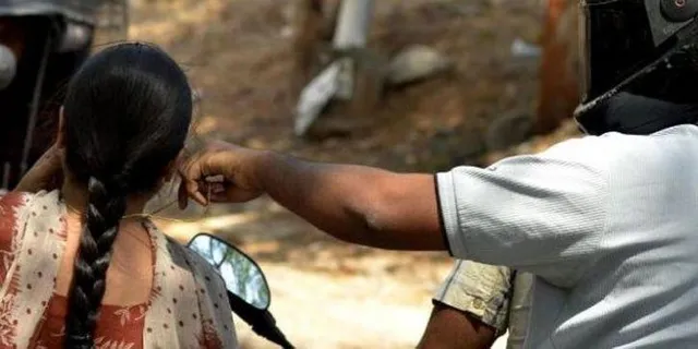 ଧରା ପଡ଼ିଲା ପୁଲିସ୍‌ବାବୁଙ୍କ କଳା କାରନାମା; ଡିୟୁଟିରେ ନଥିବା ବେଳେ ପାଲଟୁଥିଲେ ଚେନ୍‌ ଲୁଟେରା