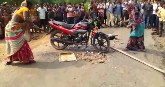 ମଦ ବିରୋଧରେ ତାତିଲେ ମହିଳା : ମଦ ବୋତଲ ଓ ବାଇକ୍‌ ଭାଙ୍ଗିଲେ, ଧାମରା-ବାସୁ‌େଦବପୁର ରାସ୍ତା ୨ଘଣ୍ଟା ଅବରୋଧ