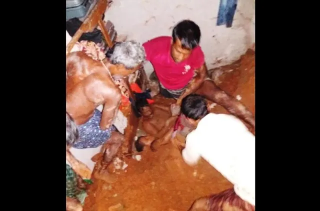 କଟକ: ପ୍ରବଳ ବର୍ଷାରେ ମାଟି ଅତଡ଼ା ଧସି ଦବି ଗଲା ଘର, ୩ ଗୁରୁତର