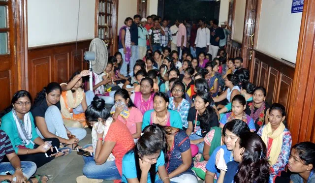 ରେଭେନ୍ସା କୁଳପତିଙ୍କୁ ସାରା ରାତି ଘେରାଉ ଘଟଣା : ୧୨୦ରୁ ଅଧିକ ଛାତ୍ରଛାତ୍ରୀଙ୍କୁ ନୋଟିସ୍