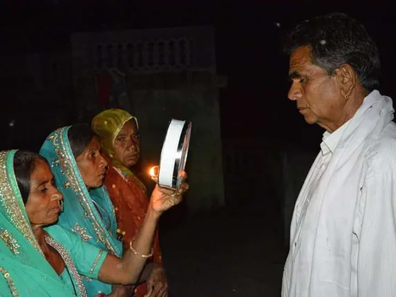 ୬୦ବର୍ଷୀୟ ବୃଦ୍ଧ ସ୍ୱାମୀଙ୍କ ପାଇଁ କରଓ୍ଵାଚୌଥ୍‌ ବ୍ରତ ରଖିଲେ ୩ଜଣ ସ୍ତ୍ରୀ, ୩ଟି ବିବାହ କରିବା ପଛର କାରଣ ଜଣାଇଲେ ସ୍ୱାମୀ...