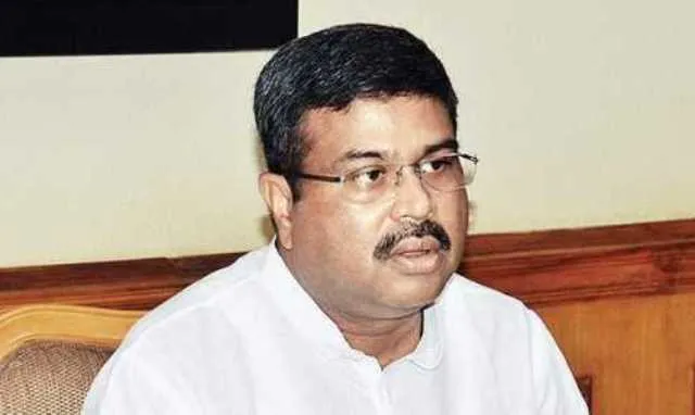 ସୂର୍ଯ୍ୟ ପାତ୍ରଙ୍କ ଚିଠିର ତୁରନ୍ତ ଉତ୍ତର ଦେଲେ ଧର୍ମେନ୍ଦ୍ର : ମାଗଣା ନୁହେଁ, ସ୍ବତନ୍ତ୍ର ବ୍ୟବସ୍ଥାରେ ମିଳୁଛି ସିଲିଣ୍ଡର