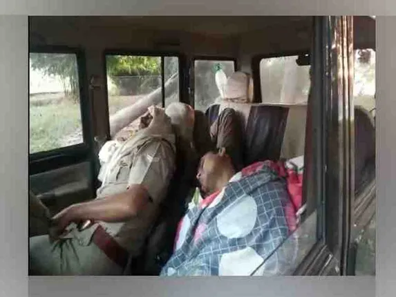 ଡିୟୁଟିରେ ଥିବା ସମୟରେ ପିସିଅାର୍ ଭ୍ୟାନରେ ପୁଲିସକର୍ମୀ ଚାଦର ଘୋଡାଇ ହୋଇ ଆରାମରେ ଶୋଇ ରହିଥିବା ଦେଖିବାକୁ ମିଳିଛି