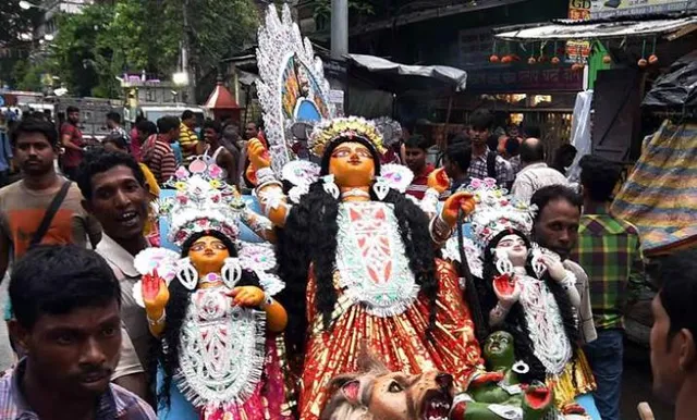 ମମତାଙ୍କ ପ୍ରତି ଦୁର୍ଗାପୂଜା ସମିତିକୁ ୧୦ ହଜାର ଲେଖାଏ ଟଙ୍କା ଦେବା ନିଷ୍ପତ୍ତି ଉପରେ ରହିତାଦେଶ ଜାରି କଲେ କଲିକତା ହାଇକୋର୍ଟ