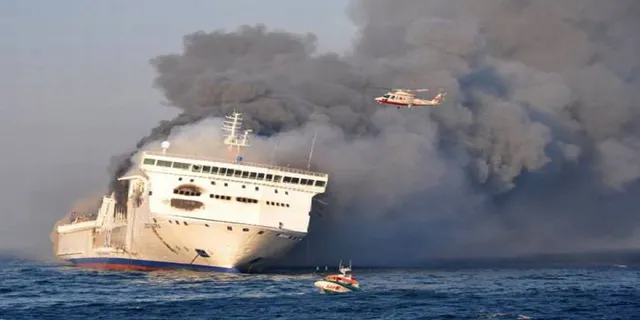 ମଝି ସମୁଦ୍ରରେ ଥିବା ଜାହଜରେ ଲାଗିଲା ନିଆଁଁ, ଫଶି ରହିଛନ୍ତି ୩୭୨ ଯାତ୍ରୀ