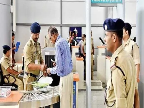 ବିମାନବନ୍ଦରରେ ଯାତ୍ରୀମାନଙ୍କ ସହ ହସି ହସି କଥା ହୋଇ ପାରିବେ ନାହିଁ ସିଆଇଏସ୍‌ଏଫ୍‌ ସୁରକ୍ଷାକର୍ମୀ, ଜାରି ହେଲା ନୂଆ ନିର୍ଦ୍ଦେଶାବଳୀ