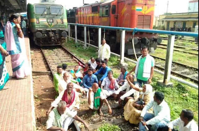 ନବ ନିର୍ମାଣ କୃଷକ ସଙ୍ଗଠନର ୩୪୦ କର୍ମକର୍ତ୍ତା କେନ୍ଦୁଝରରେ ଅଟକ, ପ୍ରତିବାଦରେ କଟକ ଓ ଖୋର୍ଦ୍ଧା ରୋଡ୍‌ରେ ରେଳରୋକ