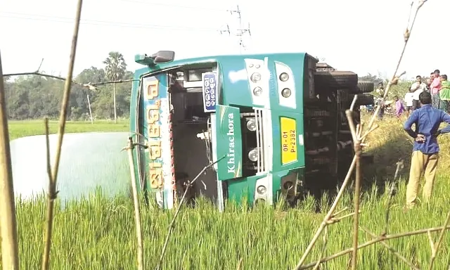 ରା‌ସ୍ତାକଡ଼କୁ ଖସିପଡ଼ିଲା ବସ୍‌ : ୧୦ ଆହତ, ୩ ଗୁରୁତର