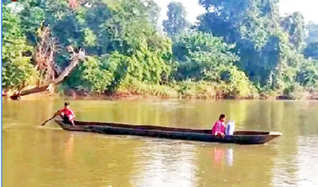 ଦୁର୍ଗମ ଅଞ୍ଚଳର ବିକଳ ଚିତ୍ର:ଡଙ୍ଗାରେ ଅସୁସ୍ଥ ମା’କୁ ନେଲା ନାବାଳକ