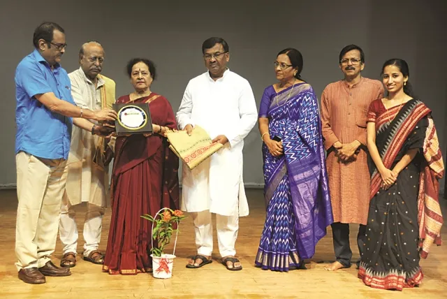 କୁମ୍‌କୁମ୍‌ ମହାନ୍ତି ପାଇ‌େଲ ଗୁରୁ ସହଦେବ ପାଢ଼ୀ ସମ୍ମାନ