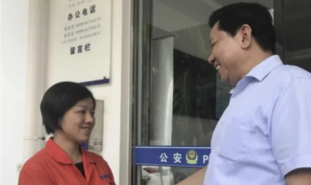 ଅଳିଆ ଗଦାରୁ ମୋଟା ଅଙ୍କର ଟଙ୍କା ପାଇ ପ୍ରକୃତ ମାଲିକଙ୍କୁ ଧରାଇଲେ ସଫେଇ କାର୍ଯ୍ୟ କରୁଥିବା ମହିଳା; ପୁରସ୍କାର ନେବା ପାଇଁ ବି ମନା କରିଦେଲେ