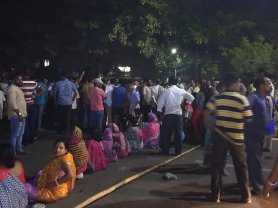 ମହିଳାଙ୍କୁ ଗଳା କାଟି ହତ୍ୟା‌, ସ୍ୱାମୀଙ୍କୁ ଅଟକ ପ୍ରତିବାଦରେ ରାସ୍ତାରୋକ